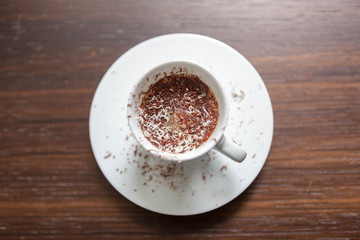 Tazzina di caffè con scaglie di cioccolato