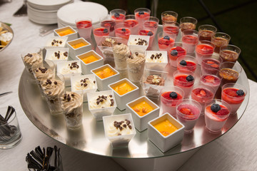 Dolci in crema assortiti su grande vassoio rotondo