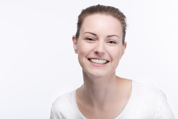 Junge hübsche Frau lacht herzlich