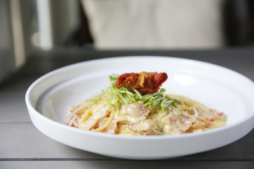 spaghetti carbonara with bacon