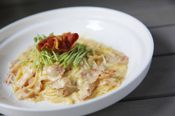 spaghetti carbonara with bacon