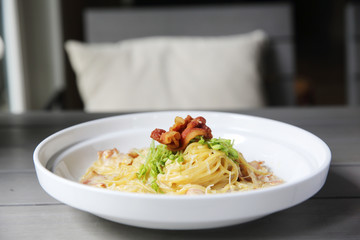spaghetti carbonara with bacon