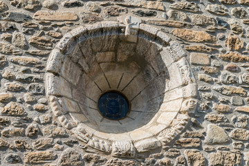 Detalle sobre la entrada a la iglesia de Santa María de Benasqu