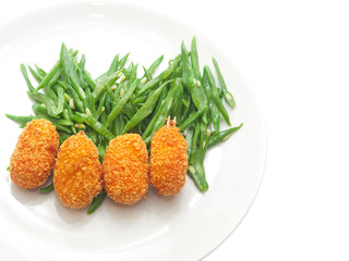 breaded crab claws with green beans