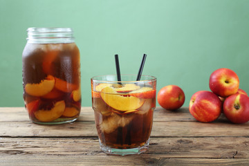 bevanda di pesche in bicchiere sfondo rustico