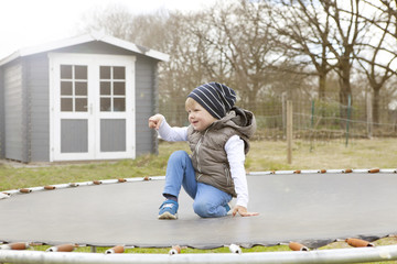 Junge auf Trampolin