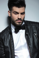 Obraz premium business man wearing a leather jacket and a bowtie.