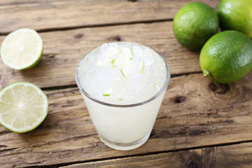 granita di lime su tavolo di legno rustico