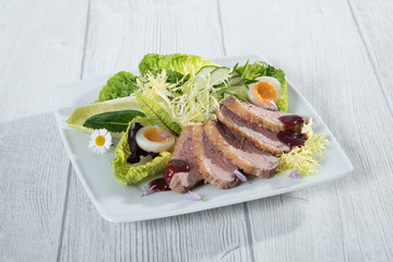 Entenbrust auf Salat