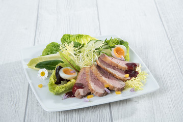 Entenbrust mit Salat