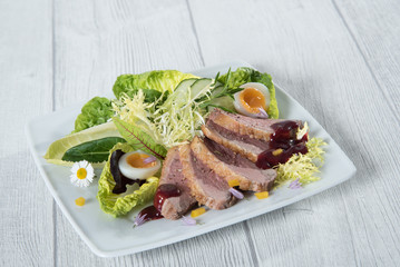 Entenbrust auf Salat