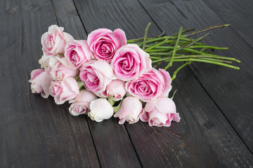 white and pink rose bouquet on wood background