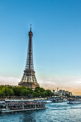 Fototapeta na wymiar Péniches au pied de la Tour Eiffel