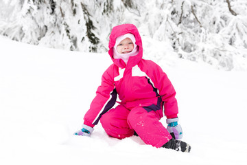 Fototapeta na wymiar little girl playing in snow