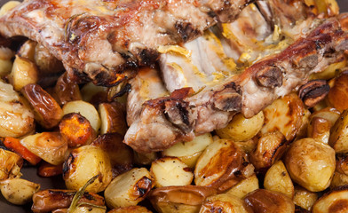 Schweinerippchen, gebacken mit Kartoffel