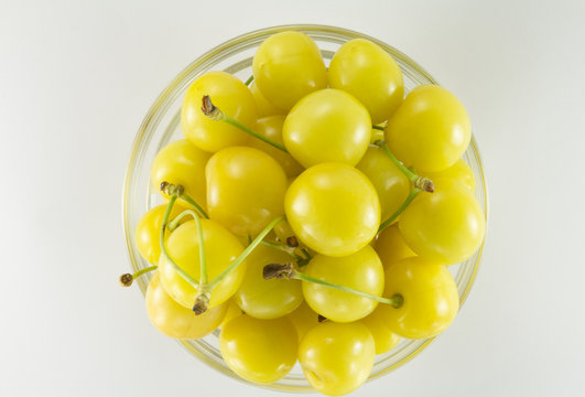 Cherries (yellow)  in a round glass salad bowl