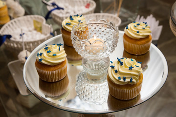 Cupcakes su vassoio specchiato e candela al centro