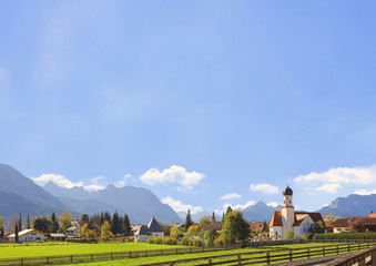 Alpenlandschaft im Wallgau, blauer Himmel mit Freespace