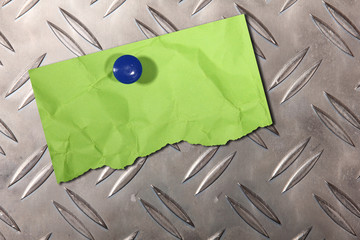 grüner Zettel an Magnetwand