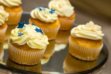 Dolcetto con crema e stelline blu in primo piano