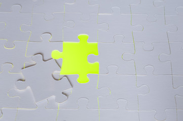 Fototapeta premium Fehlendes Puzzleteil /Symbol fuer Loesungen von Geschaeftskonzepten, fehlendes Puzzleteil mit gruenen leuchtendem Hintergrund.