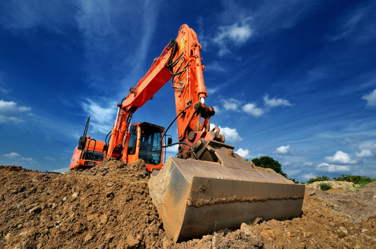Bagger vor blauem Himmel