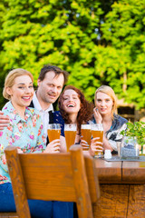 Freunde sitzen im Biergarten 