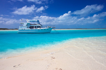 Yacht de luxe dans la mer des Caraïbes des Bahamas