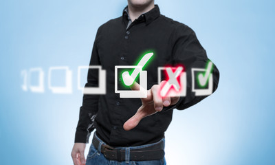 Mann hakt eine Virtuelle Check-Liste ab
