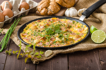 Egg omeletta with ham and herbs