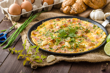Egg omeletta with ham and herbs