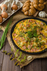 Egg omeletta with ham and herbs