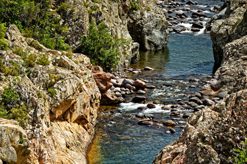Fluss auf Korsika in den Felsen