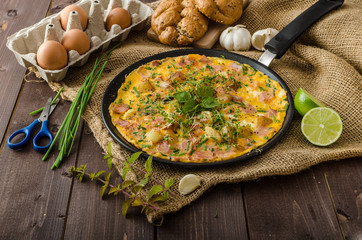 Egg omeletta with ham and herbs