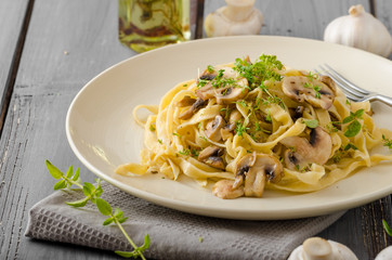 Fettuccine with garlic and mushrooms