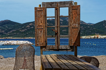 altes Fenster zur Bucht am Meer in Korsika