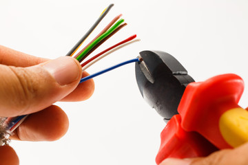 Wire cutter, show how to cut wire