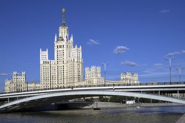 Fototapeta na wymiar Большой Устьинский мост и высотное здание на Котельнической набережной.