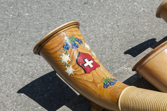 Alphorntrichter mit Schweizerwappen, Sarnen, Obwalden, Schweiz