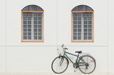Fototapeta na wymiar old bike and wall