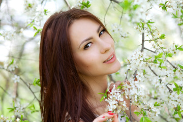девушка в цветущих деревьях © matusevichsveta