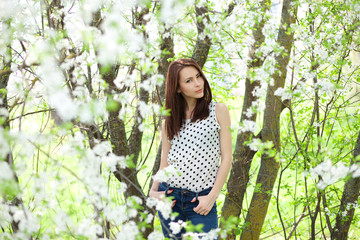 девушка в цветущих деревьях © matusevichsveta