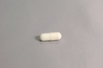 白いカプセル剤