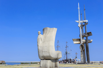 Obraz premium Gdynia - Dwa pomniki usytuowane na Molo Południowym. Pomnik pisarza polskiego pochodzenia Josepha Conrada oraz pomnik 