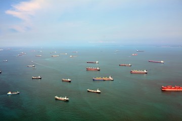 Obraz premium シンガポール・マラッカ海峡の船団