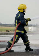 Naklejka premium firefighters at large blaze