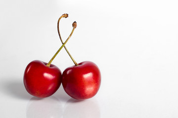 Черешня на белом фоне. cherries on white background