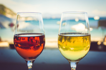 Obrazy na Plexi  Czerwone i białe wino na plaży