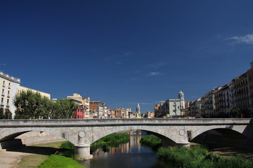 Fototapeta na wymiar Old stone bridge in Girona,Spain