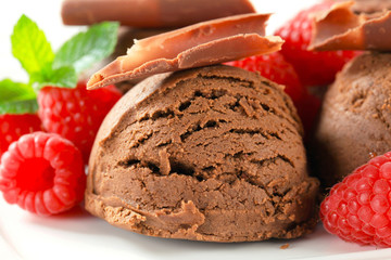 Chocolate ice cream with fresh raspberries